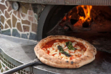 Wat is een pizzaschil?  – Geweldige zelfgemaakte pizza